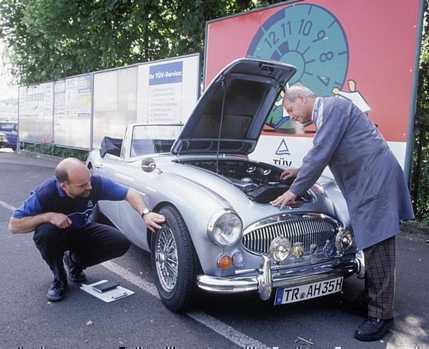 Automobilmarkt in Bewegung: Gebrauchtwagen-Zertifikat von TÜV Rheinland schafft Vertrauen bei Käufern und Verkäufern.